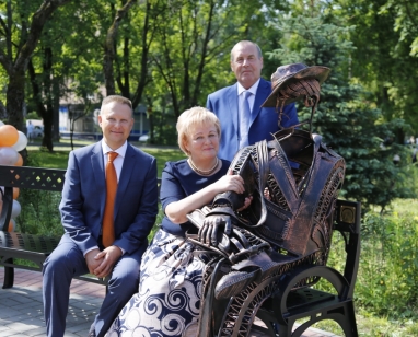 В Гатчине открыта новая парная городская скульптура «Мужчина и Женщина.